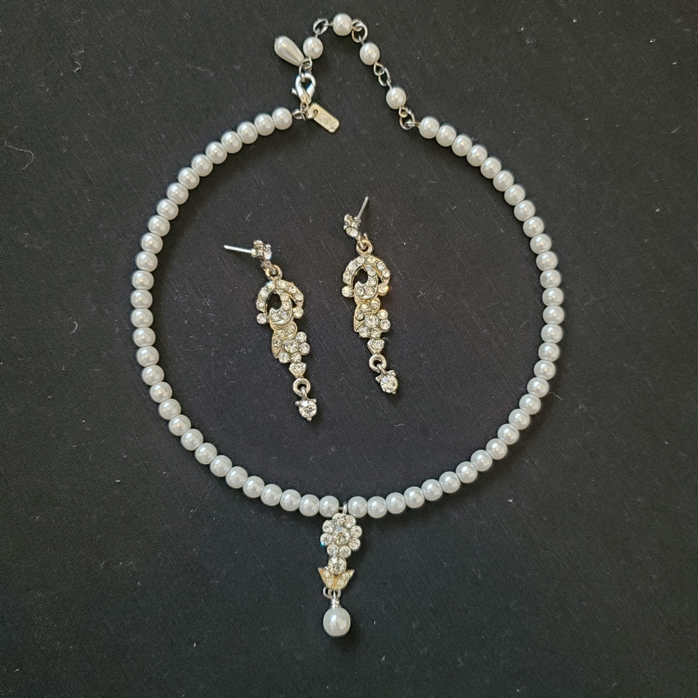 COSTUME Jewelry faux Pearl necklace & Earring set